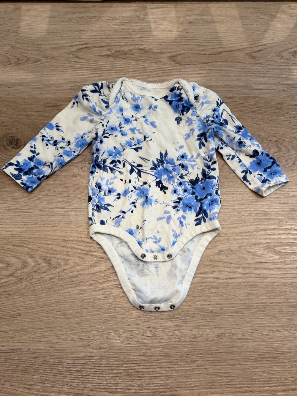 GAP Blue and White Floral Long-Sleeve Bodysuit (6-12 months)